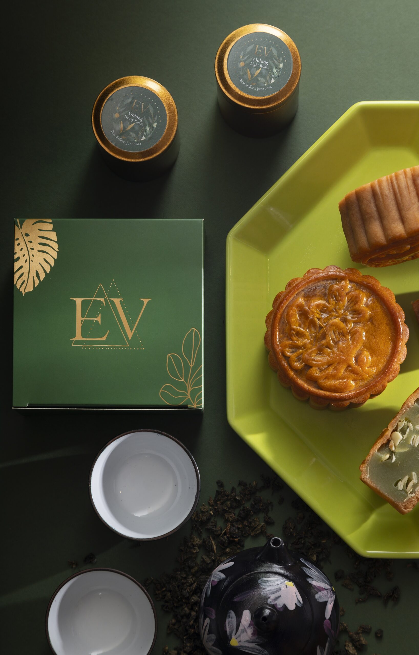 The limited edition gift set includes a set of custom painted teapot and tea cups